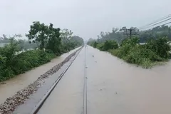 Đường sắt Bắc-Nam dừng chạy nhiều chuyến tàu do lũ lụt tại miền Trung