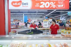 Hải sản tươi được sơ chế tại siêu thị WinMart