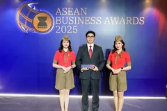 Đại diện Vietjet, Phó Giám đốc tài chính Nguyễn An Phú nhận giải "Doanh nghiệp xuất sắc nhất ngành du lịch Đông Nam Á" tại Giải thưởng Doanh nghiệp ASEAN 2025