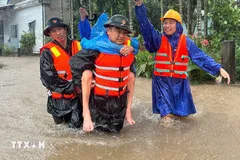 Lực lượng bộ đội và dân quân xã Duy Xuyên, thành phố Đà Nẵng giúp dân vùng lũ. (Ảnh: Trần Tĩnh/TTXVN)