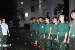 Lực lượng quân đội Đà Nẵng xuyên đêm cứu dân trong mưa lũ