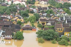 Chùa Cầu-Biểu tượng của Hội An bị ngập lên gần mái trong đợt mưa lũ lịch sử. (Ảnh: Anh Dũng/TTXVN)