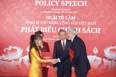 Tổng Bí thư Tô Lâm (thứ 3, trái) và Giáo sư Irene Tracey – Hiệu trưởng Đại học Oxford (thứ 2, trái) chứng kiến Tiến sĩ Nguyễn Thị Phương Thảo (bìa trái) cùng Tiến sĩ Nick Leimu-Brown – Hiệu trưởng Đại học Linacre, Oxford (bìa phải) trao thoả thuận Chương trình Học bổng Tiên phong Oxford