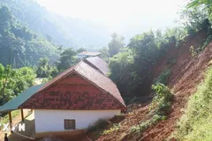 Nhiều nhà dân ở vị trí dưới cung sạt lở, sụt trượt vách taluy dương rất nguy hiểm. (Ảnh: Xuân Tiến/TTXVN)