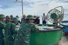 Lực lượng vũ trang tại xã Nhơn Châu hỗ trợ bà con đưa thuyền thúng lên bờ