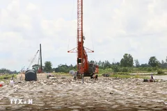 Trang thiết bị máy móc được tập kết ra công trường cao tốc Châu Đốc-Cần Thơ-Sóc Trăng. (Ảnh: Tuấn Phi/TTXVN) 