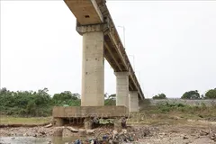 Cầu sông Lô có dấu hiệu xuống cấp nghiêm trọng.