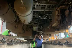 Các kỹ sư kiểm tra kỹ thuật tại đoàn tàu Cát Linh-Hà Đông. (Ảnh: Việt Hùng/Vietnam+)