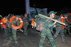 Lực lượng quân đội giúp người dân ứng phó bão số 13
