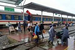 Đường sắt Bắc-Nam bị ách tắc, nhiều chuyến tàu phải tạm dừng