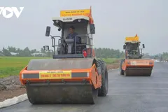 Các công nhân trên công trường vượt nắng, thắng mưa