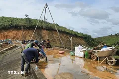 Sáng 10-11, đơn vị thi công bắt đầu bơm bêtông, hóa chất chống thấm vào thân đập chính nhằm gia cố công trình hồ thuỷ lợi Cay An (xã Tà Năng, Lâm Đồng). (Ảnh: TTXVN phát) 