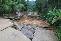 Mưa lớn làm nền đường trên tuyến ĐH83, đoạn Km5+500 qua thôn Hà Lên, bị đứt gãy, sụp lún với chiều dài khoảng 20m. (Ảnh: Phạm Cường/TTXVN) 