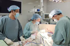 Các bác sĩ đang thực hiện phẩu thuật cho bệnh nhân