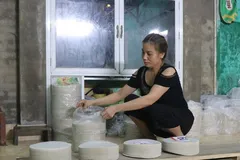 Bánh đa nem sau khi phơi khô được xếp thành từng tệp, bán cho khách hàng. (Ảnh: Thanh Thương/TTXVN)