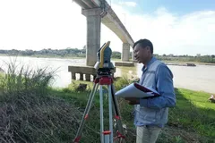 Công ty TNHH Tư vấn Đại học Xây dựng đang tiến hành kiểm định toàn diện cầu sông Lô.