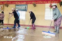 Trường Tiểu học và Trung học cơ sở Xuân Sơn Bắc (xã Đồng Xuân, Đắk Lắk) dọn dẹp sau bão lũ. (Ảnh: Tường Quân/TTXVN)