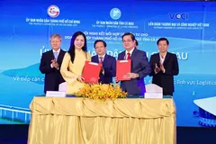 Bà Nguyễn Thị Thanh Bình, Phó Tổng Giám đốc T&T Group ký biên bản ghi nhớ hợp tác với lãnh đạo UBND tỉnh Cà Mau tại sự kiện.