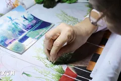 Giữa nhịp sống hối hả, người dân xã Thư Trì, tỉnh Hưng Yên vẫn cần mẫn, miệt mài bên khung thêu, tỉ mỉ từng đường kim mũi chỉ để giữ nghề truyền thống. (Ảnh: Thế Duyệt/TTXVN)