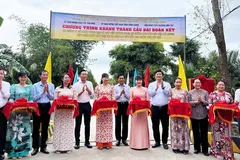 Các đại biểu thực hiện nghi thức khánh thành cầu