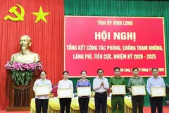Bí thư Tỉnh uỷ Vĩnh Long Trần Văn Lâu tặng bằng khen cho tập thể thực hiện tốt công tác phòng, chống tham nhũng, lãng phí, tiêu cực,
