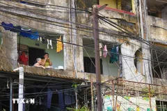 Hiện vẫn còn nhiều hộ dân sinh sống tại đơn nguyên 2 khu tập thể cũ Ngọc Khánh, Ba Đình. (Ảnh: Ngọc Anh/TTXVN phát)