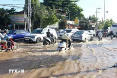 Tuyến đường Nguyễn Thông (phường Phú Thủy, tỉnh Lâm Đồng), nối từ trung tâm Phan Thiết đi Mũi Né nhiều đoạn ngập sâu. (Ảnh: Hồng Hiếu/TTXVN)