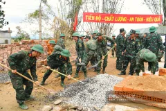 Hưởng ứng "chiến dịch Quang Trung", Những người lính, chiến sĩ công an và dân quân “làm ngày không đủ, tranh thủ làm đêm”. Ảnh: Q.K 