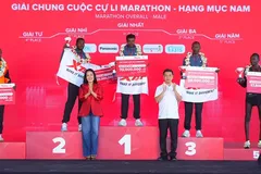 Ban tổ chức trao giải cho các vận động viên nam đường đua Marathon 42,195 km.