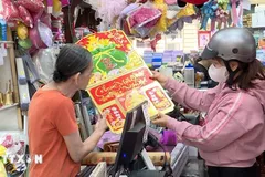 Người dân mua lịch năm mới. (Ảnh: Huyền Trang/TTXVN)