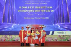 5 Phó Giáo sư vừa được Trường Đại học Trà Vinh trao quyết định.