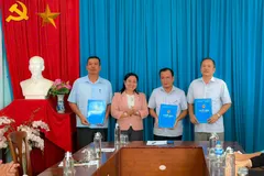 Lãnh đạo Sở NN-MT TP Cần Thơ trao các quyết định bổ nhiệm Ban Quản lý Cảng cá Trần Đề