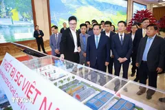 Thủ tướng Phạm Minh Chính tham quan trưng bày sản phẩm công nghệ số tại Diễn đàn Quốc gia phát triển kinh tế số và xã hội số lần thứ 3. (Ảnh: Dương Giang/TTXVN)