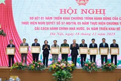 Tổng giám đốc Đinh Việt Phương đã đại diện Vietjet nhận Bằng khen của Thủ tướng Chính phủ với thành tích triển khai Đề án ứng dụng sinh trắc học trong làm thủ tục bay toàn trình