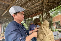 Nhà điêu khắc Trọng Văn sáng tác gốm tại làng gốm Thanh Hà