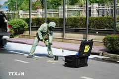 Lực lượng chức năng tiến hành thu hồi nguồn phóng xạ. (Ảnh: Thu Hoài/TTXVN) 