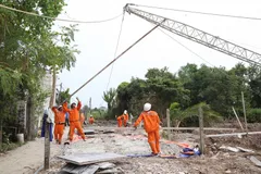 Lực lượng công nhân các Công ty Điện lực TP Cần Thơ, Đồng Tháp và An Giang thi công dự án “Đường dây 110kV Trần Đề - Trạm biến áp 220kV Sóc Trăng”.