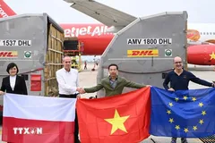 Tham dự buổi tiếp nhận lô hàng có ông Mirosław Adamczyk, Đại biện Đại sứ quán Ba Lan, ông Rafael Jose De Bustamante Tello, Tham tán công sứ Phái đoàn Liên minh châu Âu (EU) tại Việt Nam và ông Nguyễn Trường Sơn, Phó Cục trưởng Cục Quản lý đê điều và Phòng, chống thiên tai Bộ Nông nghiệp và Môi trường Việt Nam. (Ảnh do sứ quán Ba Lan cung cấp) 