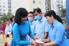 Trao quà Tết cho đoàn viên, người lao động có hoàn cảnh khó khăn dịp Tết Nguyên đán. (Ảnh: Công Mạo/TTXVN) 