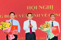 Bí thư Thành ủy TPHCM Trần Lưu Quang trao quyết định cho đồng chí Lê Quốc Phong và đồng chí Phạm Thành Kiên. Ảnh: VIỆT DŨNG