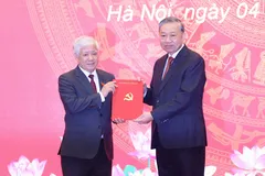 Tổng Bí thư Tô Lâm trao quyết định của Bộ Chính trị cho đồng chí Đỗ Văn Chiến. Ảnh: QUANG PHÚC