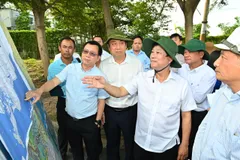 Chủ tịch HĐND TPHCM Võ Văn Minh cùng các thành viên đoàn khảo sát nghe báo cáo về các dự án, công trình. Ảnh: VIỆT DŨNG
