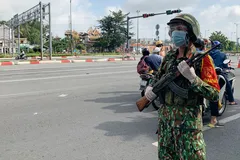 Lực lượng quân đội tại chốt trạm TP Thủ Đức vào sáng ngày 23-8. Ảnh: CHÍ THẠCH