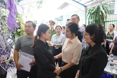 Lãnh đạo quận Gò Vấp thăm hỏi, động viên người thân và gia đình 2 trẻ em tử vong trong vụ cháy