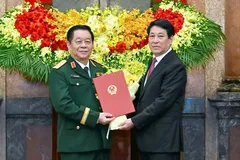 Chủ tịch nước trao Quyết định bổ nhiệm đồng chí Nguyễn Trọng Nghĩa giữ chức Chủ nhiệm Tổng Cục Chính trị Quân đội nhân dân Việt Nam, thăng quân hàm từ Thượng tướng lên Đại tướng. Ảnh: VIẾT CHUNG