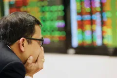 Bảng điện rợp sắc đỏ, VN Index vẫn ‘lầm lũi’ đi lên