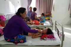 Chăm sóc bệnh nhi mắc TCM tại Trung tâm Y tế TP Phú Quốc (tỉnh Kiên Giang). Ảnh: QUỐC BÌNH