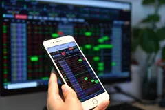 Nhà đầu tư ‘giẫm đạp’ bán tháo, VN Index suýt mất mốc 1.100 điểm