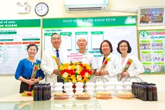 Ban Giám đốc Bệnh viện chuyên khoa Sản Nhi Sóc Trăng tặng quà cho các đơn vị khoa, phòng
