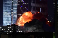 Vụ nổ ở Tel Aviv sau khi trúng tên lửa Iran đêm 13/6. Ảnh: AP